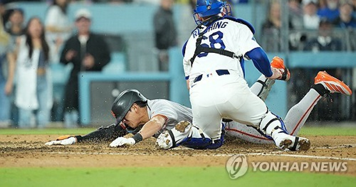역대급이다… 이정후, 김혜성 앞에서 '인사이드 더파크 홈런' 작렬