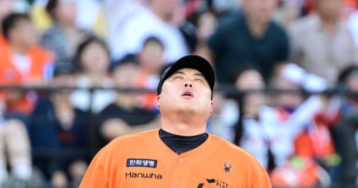 '류김대전인데 이럴수가!' 류현진, 회장님도 오셨는데 1회부터 5실점 난타 후 교체→2회 엄상백 