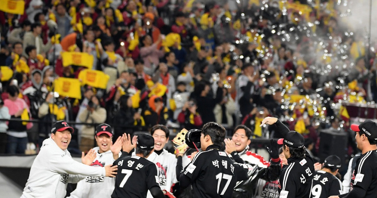 '1점 짜내기' 못하면 어때? 9회에 6점 내면 되는데 → 한 번은 터진다. 이게 LG의 힘이다 [KS4]