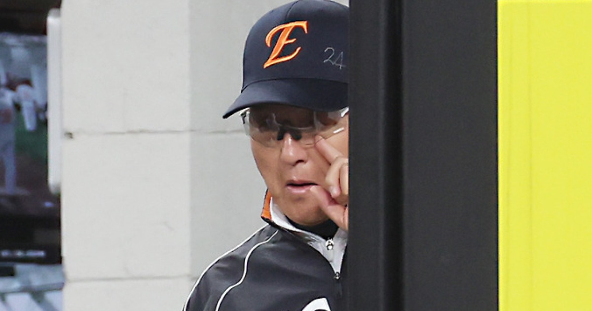 야구는 9회말 2아웃부터랬는데 한화 벤치는 9회말 1아웃부터 수건을 던졌나… 김경문 감독의 판