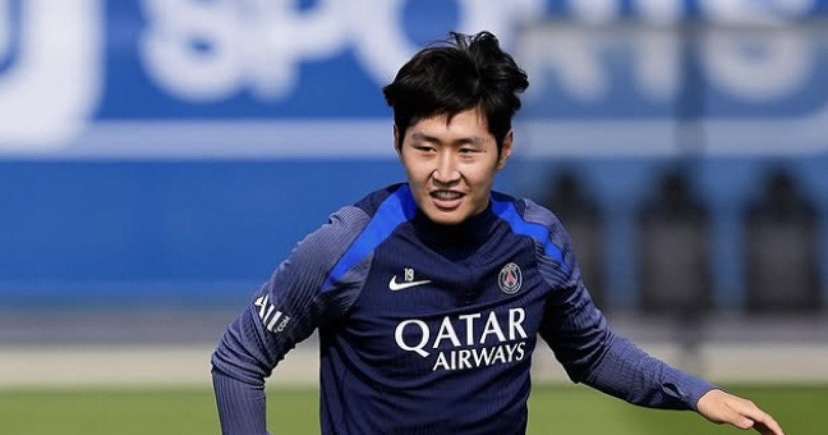 '조용한 출국' 이강인, PSG 합류 뒤 훈련 소화→뜨거운 이적설 거취 물음표…일단은 '월드컵 모드'