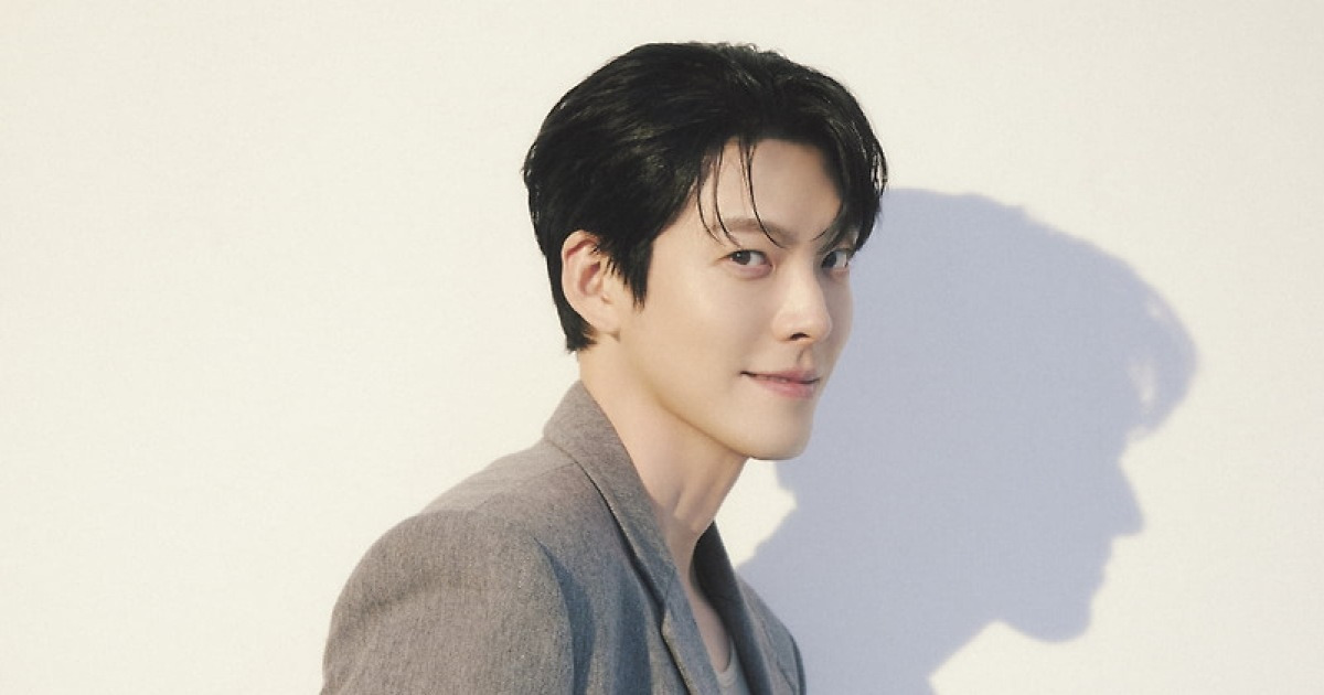 김우빈, 전 여친 송혜교·현 여친 수지…"예뻐서 반한 듯" [인터뷰+]