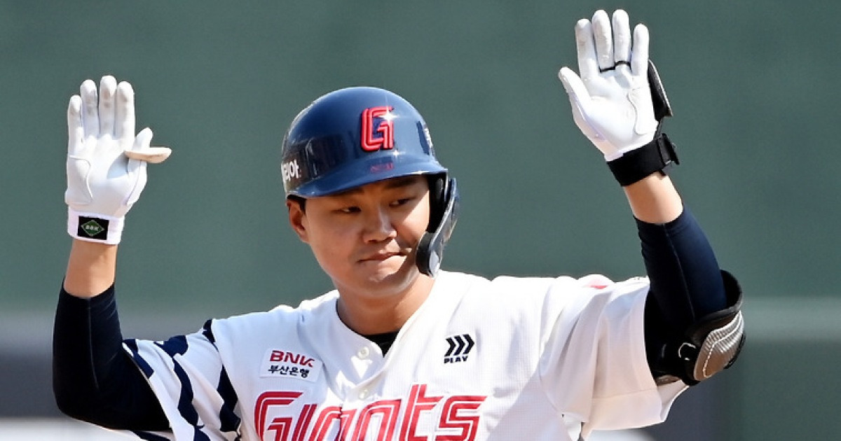 답이 안 나오는 롯데 타선, 김태형 감독의 '도박수' 통할까...손호영 우익수 '파격' [부산 현장]