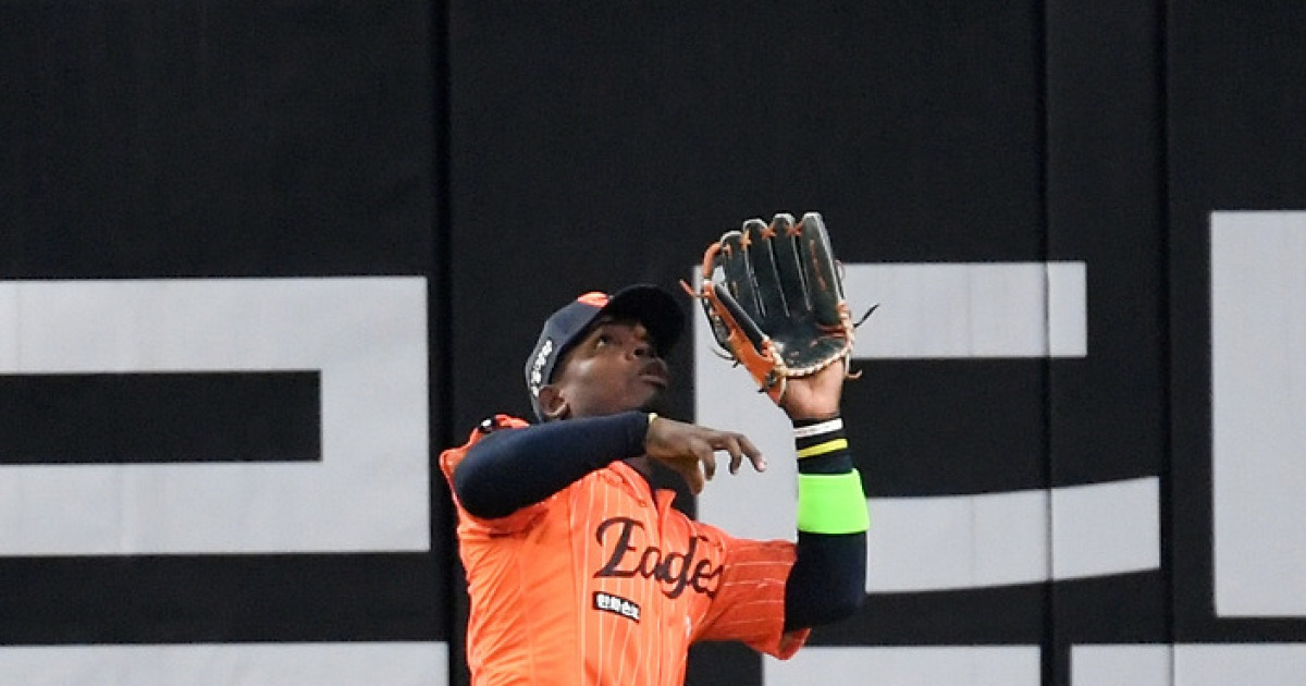 연패중 이틀연속 치명적 실책, 이러니 손아섭 보낼 수 밖에… '살인 타선'의 역설, '페라자-강백