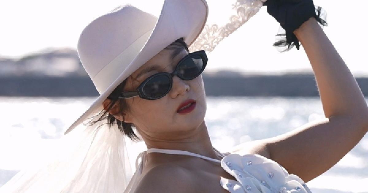 박나래, 하다 하다 혼자 '웨딩 화보'까지…웨딩드레스 입고 바다 돌진 ('나혼산')