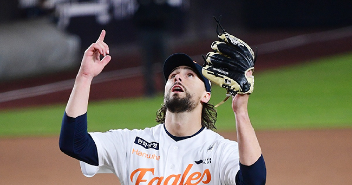 한화 와이스, 7.2이닝 7K 1실점 완벽투…LG, 불펜 김범수 상대로 1점 만회