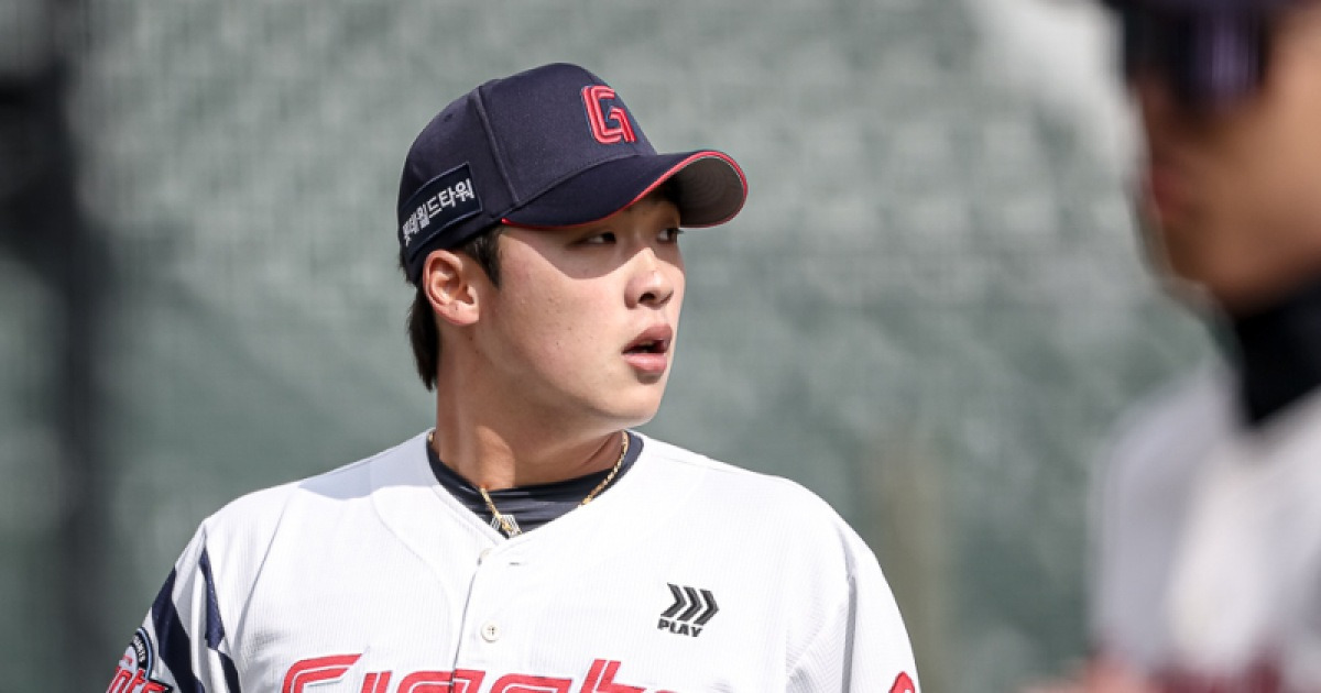 154㎞ 던지면 뭐하나...볼볼볼볼볼 롯데 이민석, 감·코 기대 저버린 정체 [IS 냉탕]