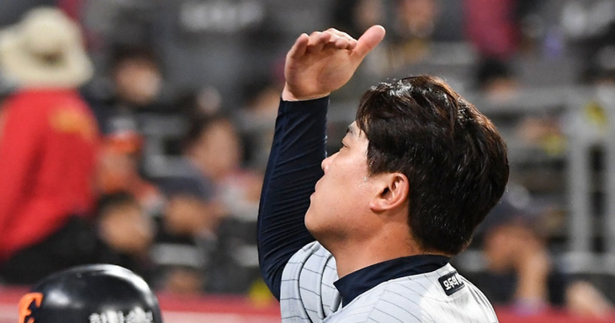 "왜 우냐?" 문동주 쇼크, 왜 류현진은 통증 참으라 했을까…'잃어버린 6㎞' 인간 승리의 조언