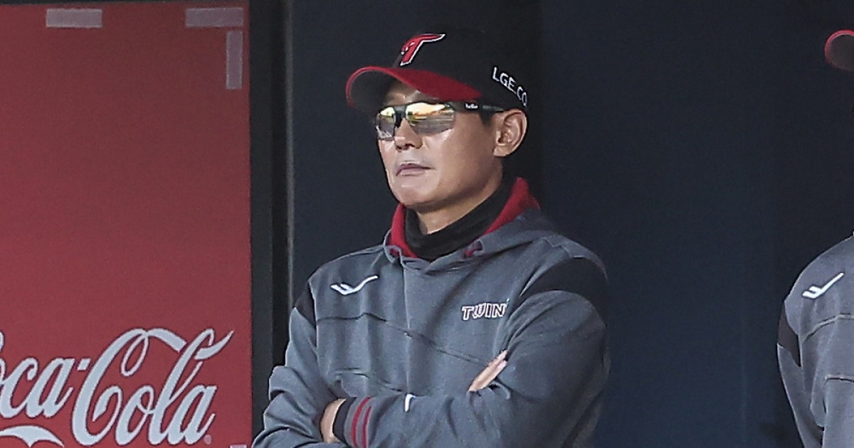 잠실 구장에 뜬 'LG 트럭 시위'…손주영 '마무리 전환' 비판