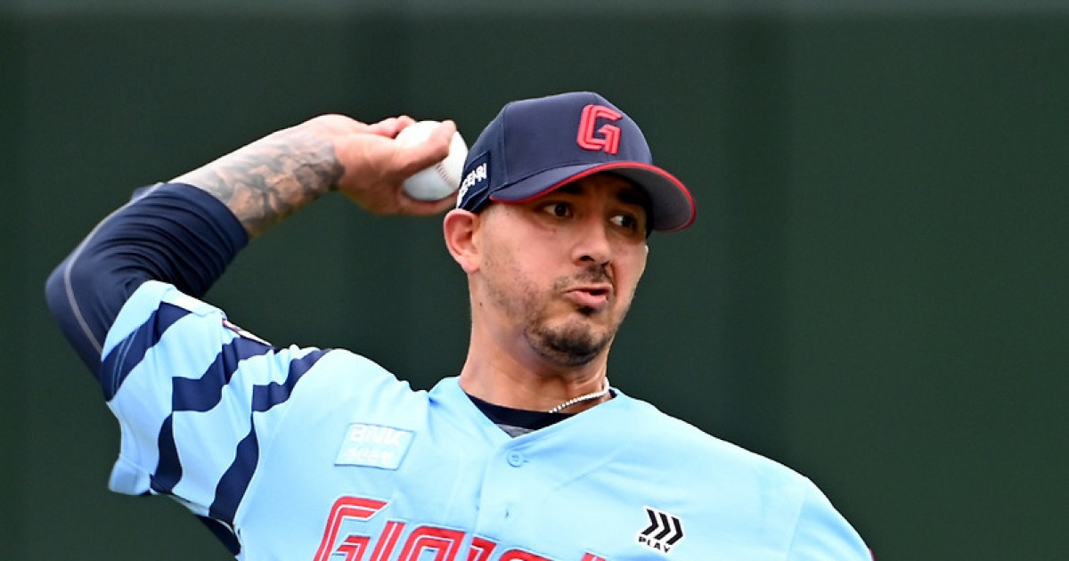 폰세 맞상대 바뀌었다! 'ML 38승' 벨라스케즈 첫출격 날짜변경 → 김태형 감독이 직접 밝힌 이유 [