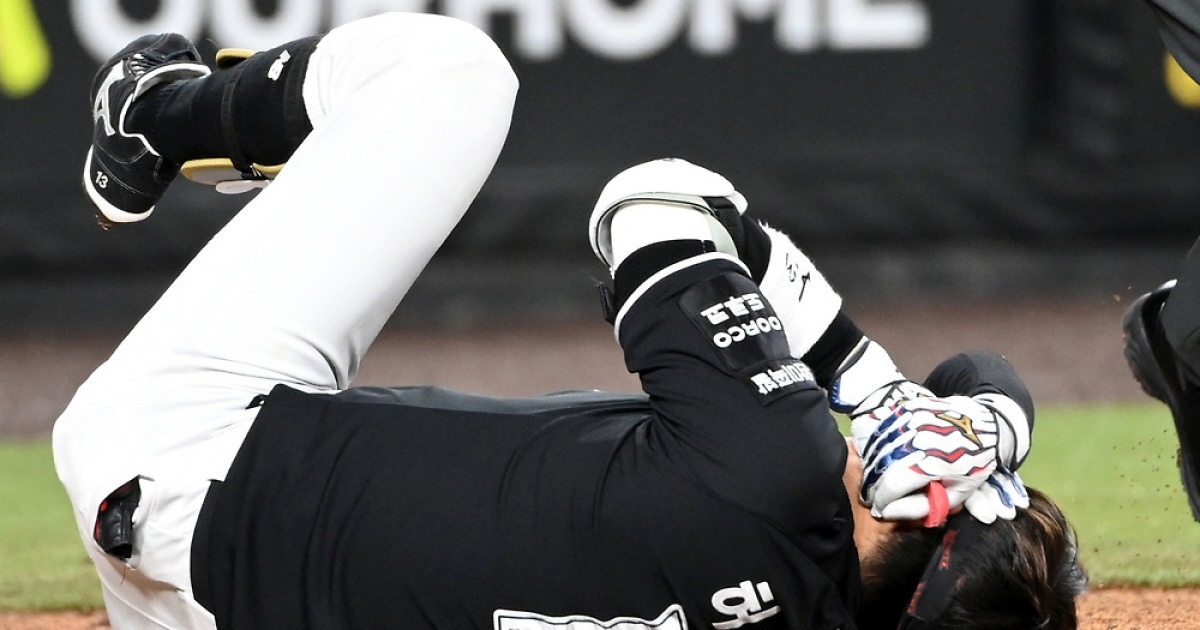 146㎞ 직구가 얼굴 직격! 그대로 나뒹군 허경민 → 옛 동료라 더욱 안타깝다…엄상백 '헤드샷' 퇴