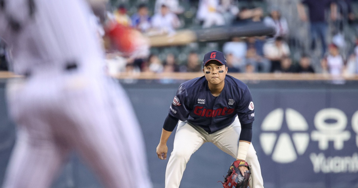 김태형 감독의 ‘포스트 이대호’ 특급 칭찬, 그런데 타격이 아닌 수비? “너무 잘해준다” [SS시
