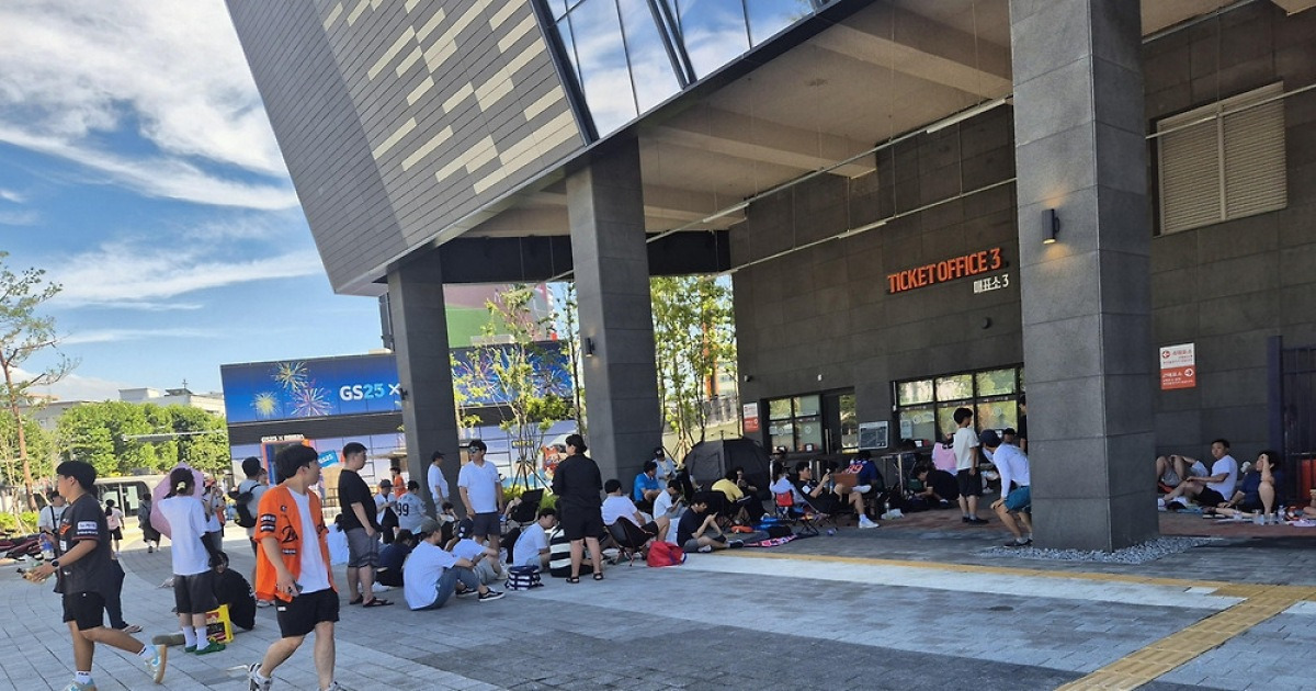 '류현진-김광현 선발 맞대결 보자' 땡볕에 긴 줄…텐트까지 등장