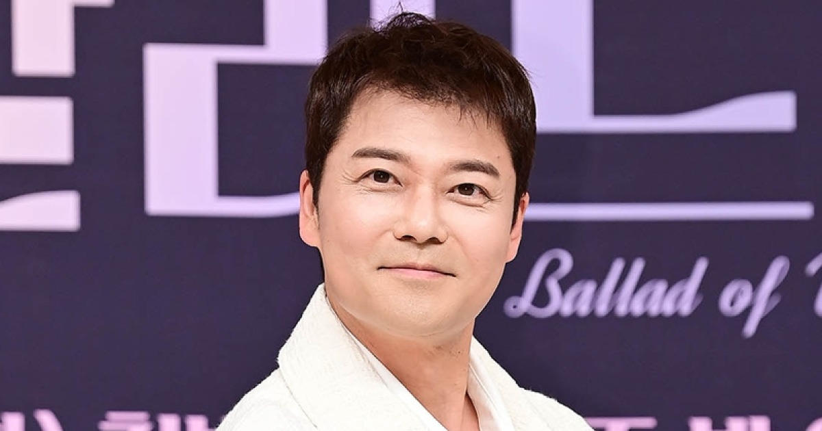 전현무, '가짜 열애설'도 끝…동생들은 줄줄이 장가, 진짜 결혼 언제쯤? [엑's 이슈]