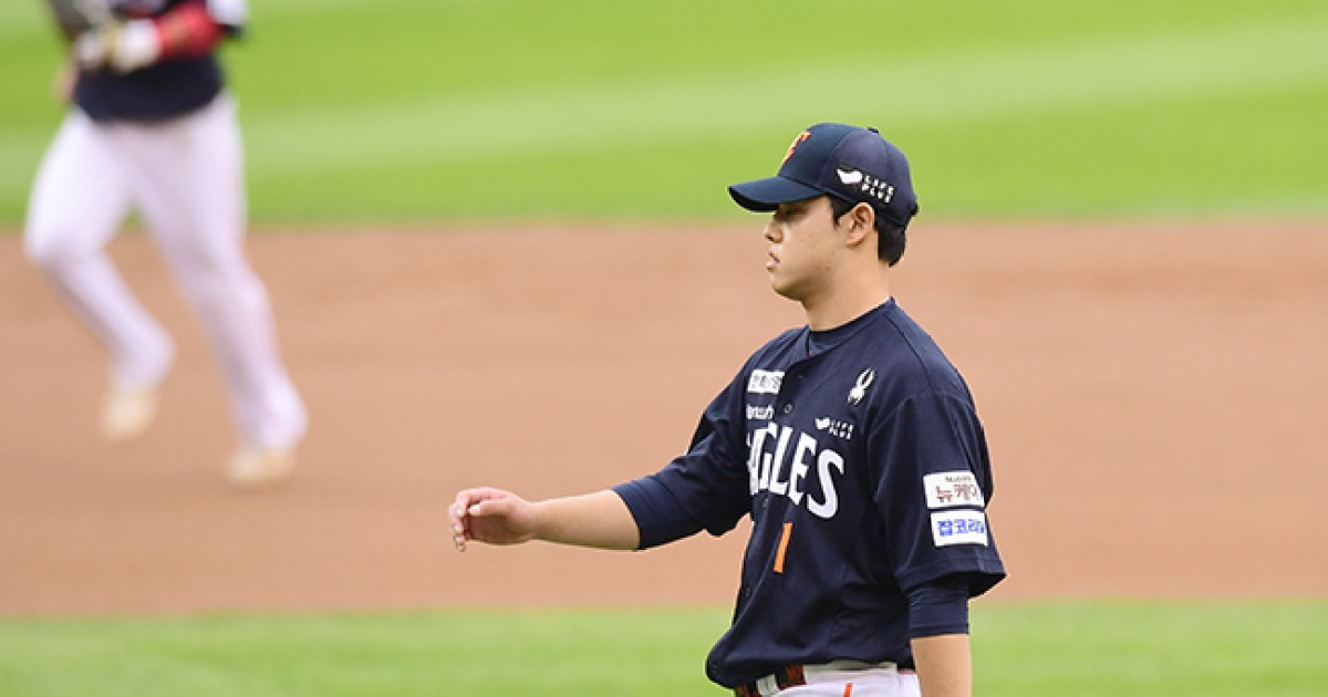 한화 문동주, 데뷔 첫 KS 선발 등판서 4.1이닝 3자책 강판…패전 위기