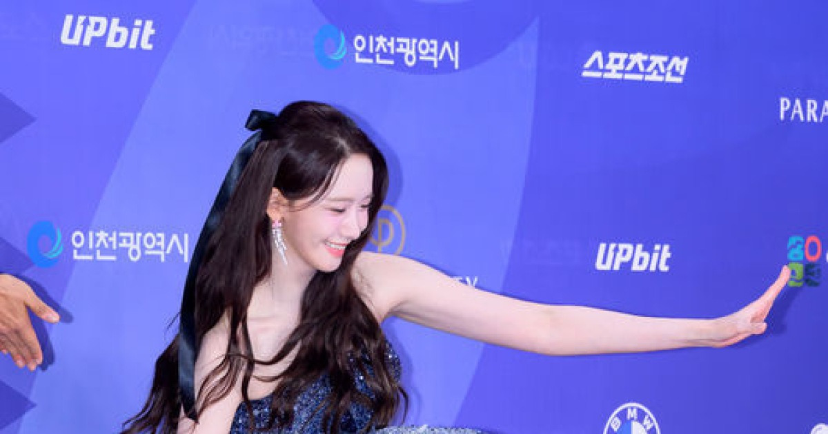 윤아, 레드카펫 포즈 취하다 뒤로 '꽈당'..전현무도 놀라서 안절부절 [Oh!쎈 이슈]