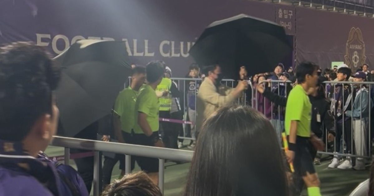 [K리그1 이슈] 욕설 퍼붓고 난입해 수건 날리고...판정 불만 가득한 안양 팬들, 심판들과 일촉즉발
