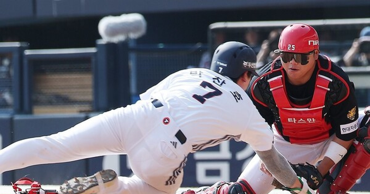 친정팀 울린 박찬호 '전매특허' 홈쇄도… 두산, KIA 연이틀 꺾고 위닝시리즈