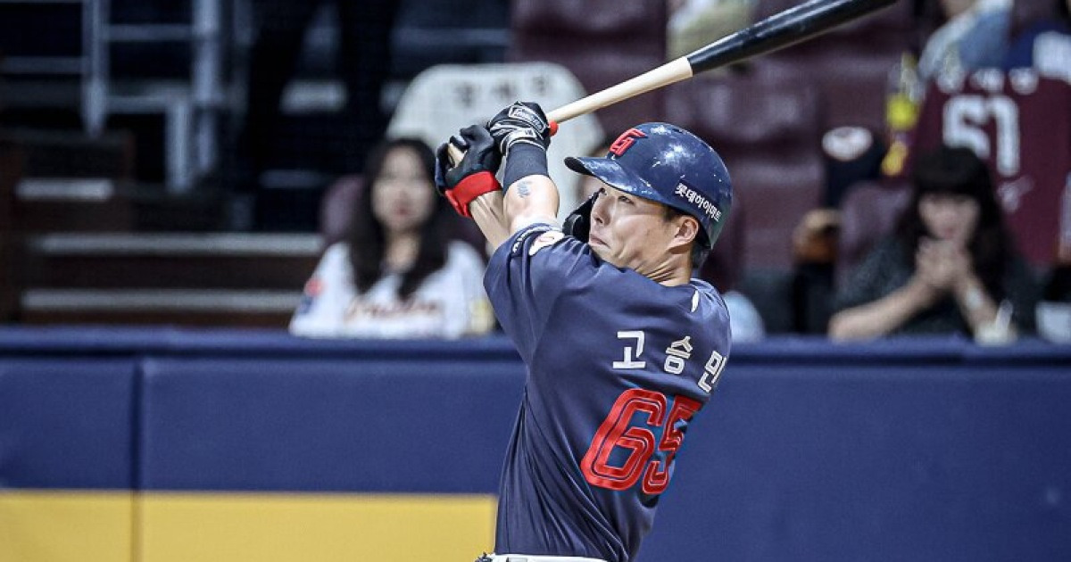 '역시 천재 타자' 롯데 고승민, '특급 루키' 키움 정현우 상대 시즌 3호 솔로포 '쾅'