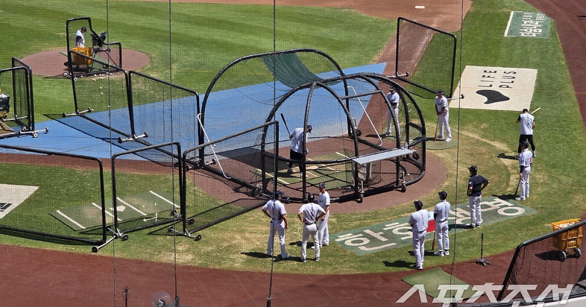 다른 팀들 쉬게 만드는 '살인 폭염', 한화는 4번타자가 '얼리 워크' 자원...1등에는, 다 이유가 있