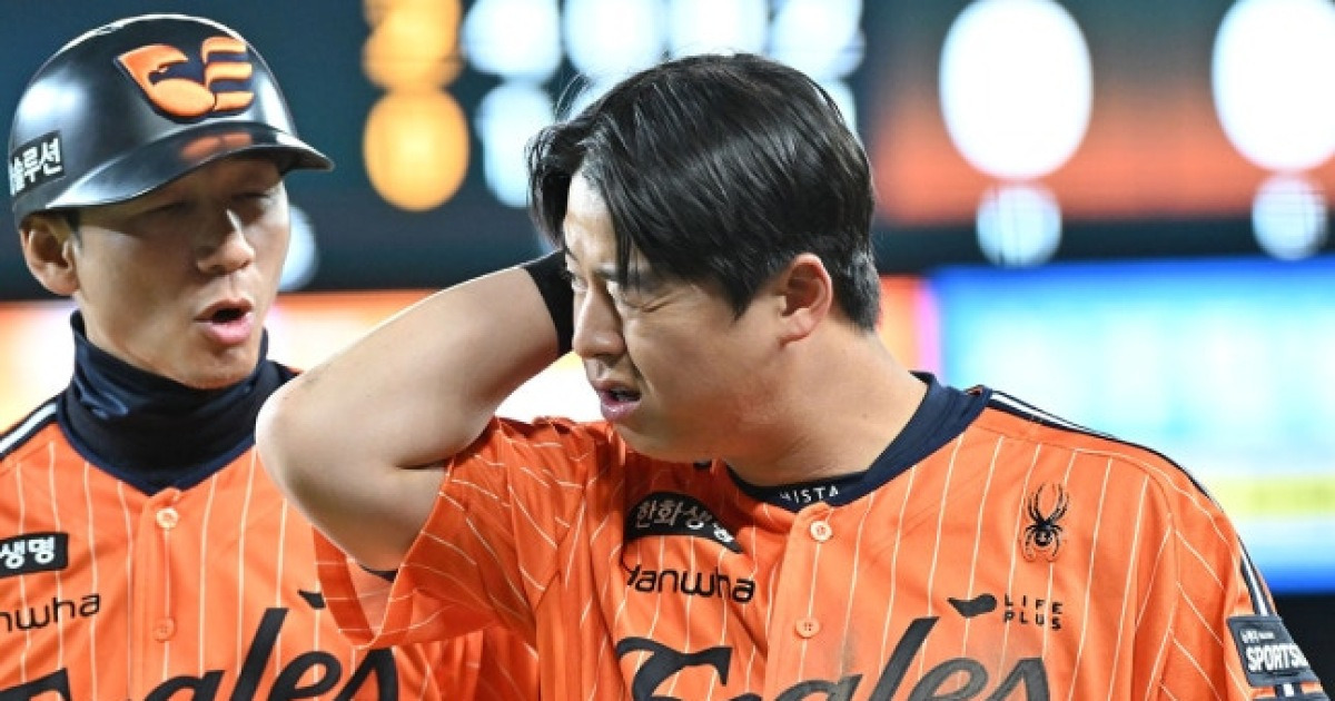 투혼인가 무모함인가, 노시환 '144km' 직구에 머리 강타→그런데 끝까지 뛰었다…미래 위한다면, 