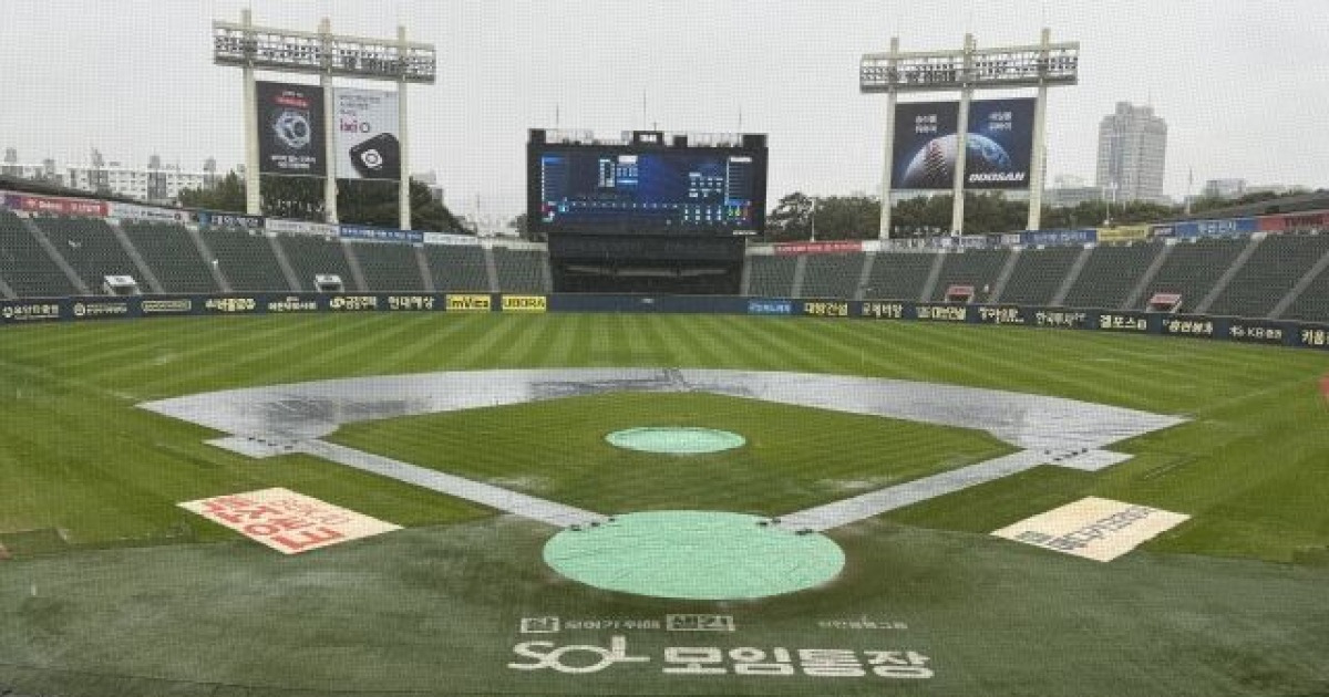'그라운드 곳곳 물 웅덩이' 피 퍼붓는 잠실구장…롯데-두산 맞대결 가능? 취소 시→10월 2일 편성 