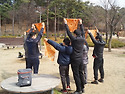 아빠와 함께 숲을 자연스럽..