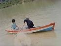 돌 던진 사람 나와라 ...