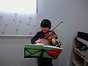 바이올린 연습 중