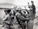 미군에게 조사받는 북한군 포로들…기록..