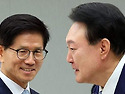 내란수괴 혐의자 윤석열을 끌어안고 가..