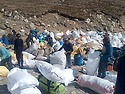 등반가들, 에베레스트 산에서 자신의 배설물 회수해야