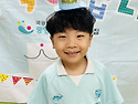 친구들의 축하 속에 더 행..