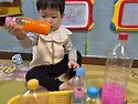 데굴데굴 색깔 물병을 굴려요.
