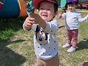 바람개비를 후~ 불며 놀아..