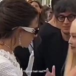 제니, 샤넬 패션쇼서 '인종차별' 당했나... "금발 진짜야?" 무례 질문 논란 이미지