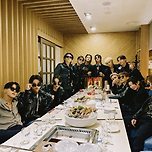 세븐틴 정기모임 단체사진 드레스코드 : 영웅본색 이미지