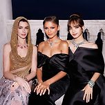 불가리 행사장에서 만난 앤 해서웨이&amp;젠데이아&amp;리사 쓰리샷 이미지