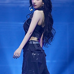 카리나, 이름 3글자가 증명한 가치... ‘업’ 주요 음원차트 달궜다 이미지