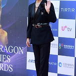 홍석천 어제 청룡시리즈어워즈 참여 의상(샤넬).jpg 이미지