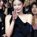 제니, 인스타에 올릴때마다 &#39;6억&#39; 번다…BTS 진은? 이미지