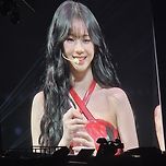 251115 방콕 콘서트 카리나 전광판 이미지