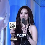 에스파 카리나, 팬스 초이스 수상에 '깜짝'…"첫 번째 상 받을 줄 몰라" [2024 MAMA] 이미지