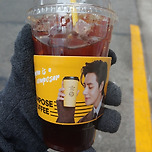 오늘부로 바뀐 Compose 카페 ☕ V 뷔 컵 홀더.jpg 이미지