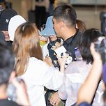 난리난 블랙핑크 리사 입국 현장...... 이미지
