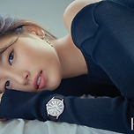 수지 시계화보 같은 포즈 2018 vs 2023 이미지