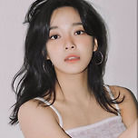 팬 : 늦었다고 생각하면 늦은거죠? / 김세정 : ...네. 늦은 거죠. 이미지