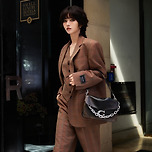 숏컷으로 할 수 있는 스타일링 다 해보는 중인 듯한 아이들 소연 x 코치 이미지