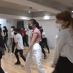 한국에서 아이돌이 되기 위해 댄스 스쿨을 다니는 일본 학생들 이미지