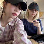 에스파 카리나·윈터, 비즈니스석에서 깜찍 셀카..최강 미모[스타IN★] 이미지